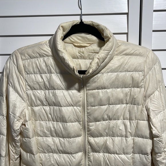 Lightweight jacket has some minimal stains on the neck - Picture 3 of 3